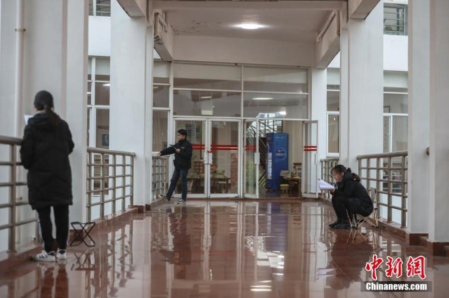 資料圖：幾位考研學(xué)生在南昌大學(xué)教學(xué)樓的天橋上復(fù)習(xí)備考。劉力鑫 攝