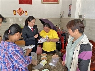  圖⑤：龍圩區(qū)法院法官到群眾家中開(kāi)展法治宣傳。資料圖片