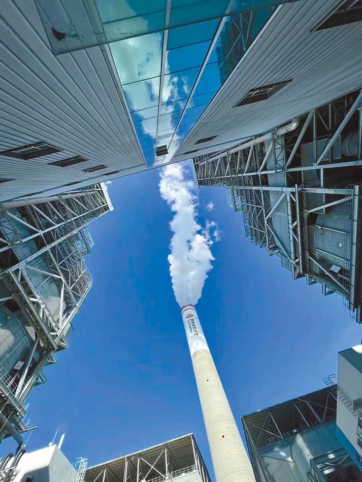  綠色低碳 近日，來自10余個(gè)國(guó)家的國(guó)際青年跟隨“世界青年能源行”活動(dòng)走進(jìn)國(guó)家能源集團(tuán)江蘇泰州電廠。作為亞洲最大火電二氧化碳捕集、利用與封存項(xiàng)目，該項(xiàng)目每年可捕集消納二氧化碳50萬噸。 美國(guó)籍演員、主持人 史蒂文·韋德斯攝 “走在電廠里，體驗(yàn)各種高科技，真切感受到中國(guó)在清潔能源方面發(fā)展迅速，許多技術(shù)走在了世界前列?！? /></p> <p style=