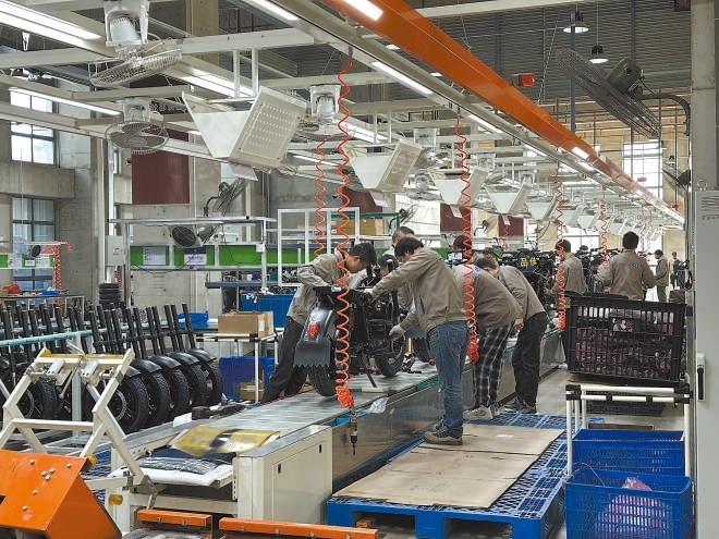  產(chǎn)業(yè)領(lǐng)跑 在長(zhǎng)三角一體化發(fā)展格局下，新能源制造業(yè)通過產(chǎn)業(yè)集群協(xié)同發(fā)展，形成現(xiàn)代化產(chǎn)業(yè)體系。圖為位于江蘇常州市的比亞迪工廠內(nèi)，工作人員正在組裝銷往非洲國(guó)家的電動(dòng)摩托車。 拉丁美洲通訊社古巴籍?dāng)z影記者 朗尼·洛佩茲（中文名羅帥）攝