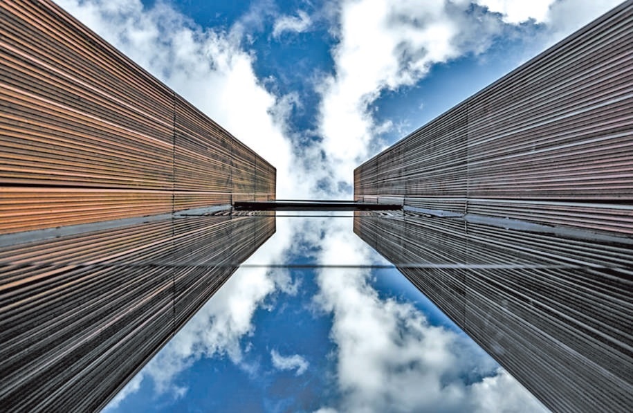  開放共享 今年9月，改造升級(jí)后的上海凝聚力工程博物館開門迎客。博物館大廳公共區(qū)域在功能提升、資源整合后，釋放更多公共服務(wù)空間，帶給市民更多新體驗(yàn)。 上海某餐廳法國(guó)籍廚師 邁克爾·溫德林?jǐn)z