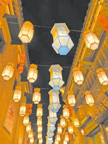  古城新韻 位于安徽安慶市安慶古城的倒扒獅歷史文化街區(qū)依江而建，在保留歷史建筑的同時(shí)，引入產(chǎn)業(yè)新業(yè)態(tài)，激發(fā)歷史文化街區(qū)活力，吸引了眾多游客前來游玩。 韓國(guó)籍視頻博主 金峻范攝