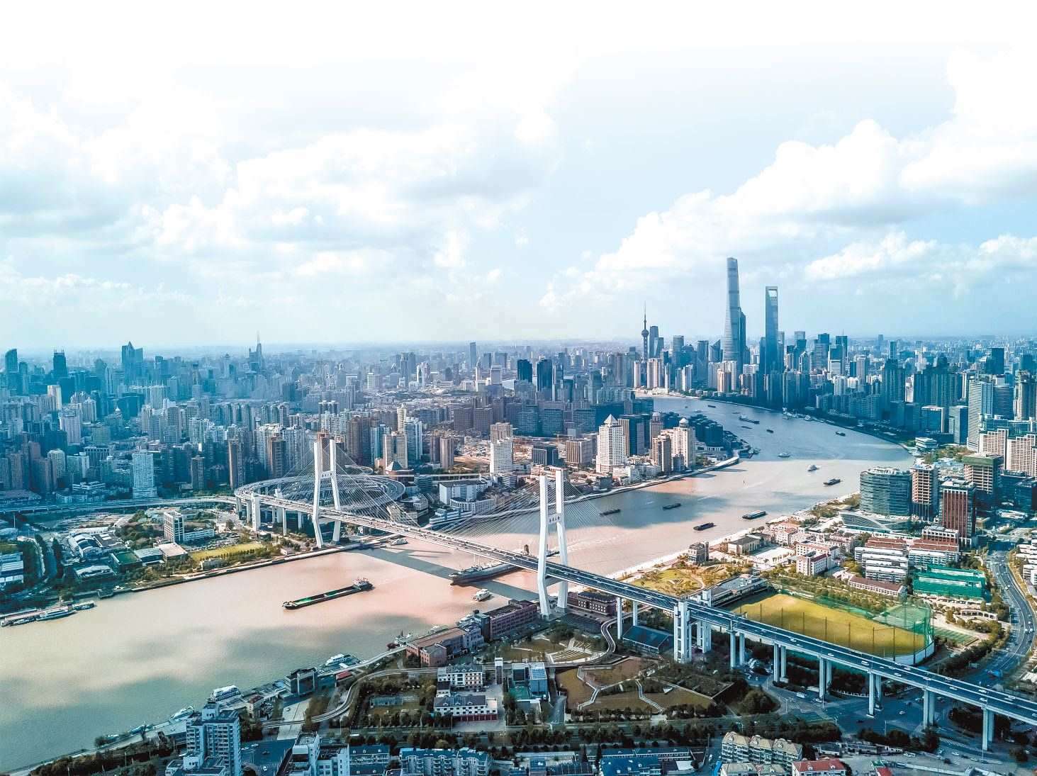  潮起東方 上海黃浦江兩岸高樓林立，風(fēng)光無限。近年來，上海以開放創(chuàng)新之姿，謀劃推動(dòng)高質(zhì)量發(fā)展，奮力開創(chuàng)長(zhǎng)三角一體化新局面。 德國(guó)籍導(dǎo)演、建筑師、攝影師 馬克·西格蒙德攝 “起初，我被東方古國(guó)的悠久歷史文化吸引來到中國(guó)。在上海生活的10多年間，我見證了這座城市的發(fā)展歷程，也感受到它兼具傳統(tǒng)與現(xiàn)代的獨(dú)特魅力。”