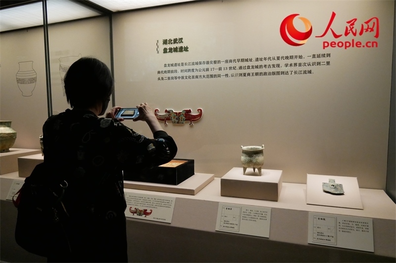 今年9月，觀眾正在參觀“鑒往知遠——新時代考古成果展”。人民網(wǎng)記者 韋衍行攝