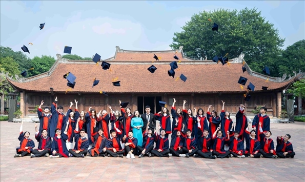 12月9日，越南首都河內(nèi)一所高中的學(xué)生在文廟內(nèi)合影留念。