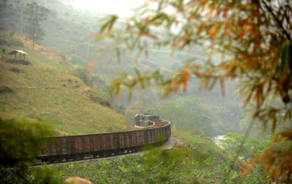 這是行駛在滇越鐵路云南省屏邊縣境內(nèi)的貨運(yùn)列車（2012年3月9日攝）。