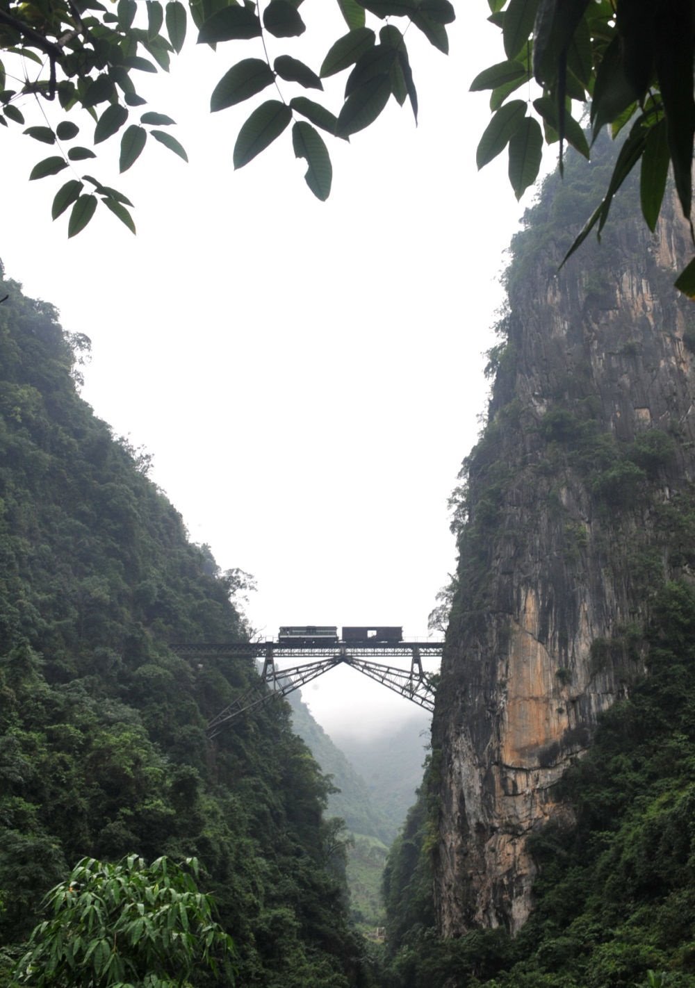 2009年6月1日，一列小火車從人字橋上通過。