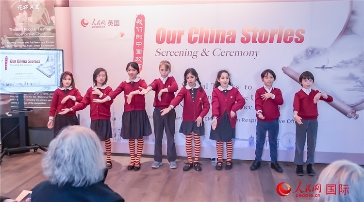 肯辛頓韋德預(yù)備學(xué)校小學(xué)生表演。人民網(wǎng) 郭錦標(biāo)攝