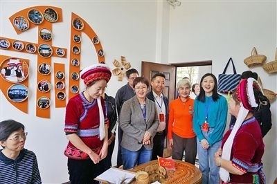  在大理法院喜洲法庭，代表們與“金花調(diào)解員”共同探討民族特色調(diào)解工作方法。