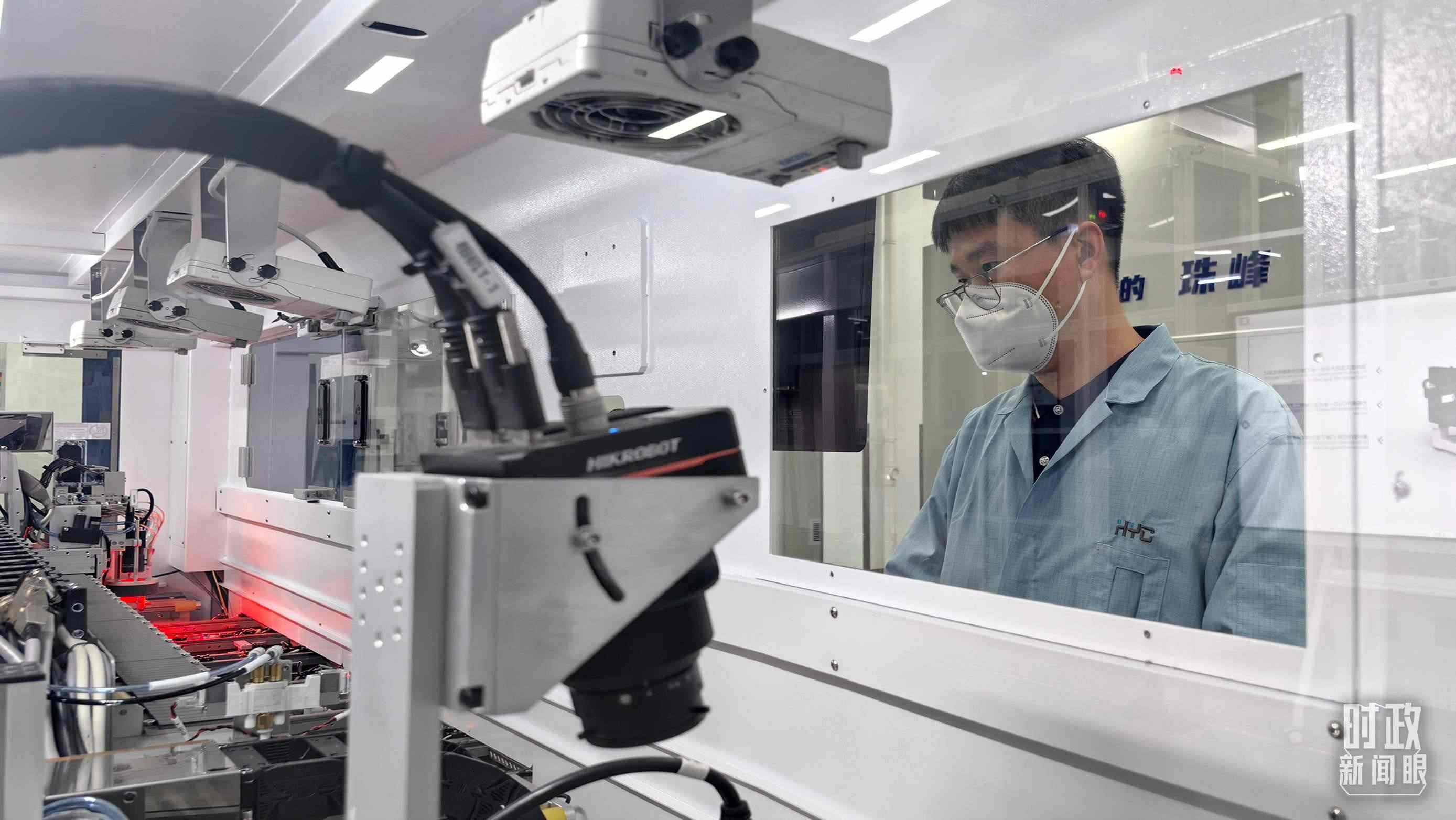 △蘇州華興源創(chuàng)科技股份有限公司員工正在研發(fā)車間內(nèi)進(jìn)行芯片測試。（總臺央廣記者潘毅拍攝）