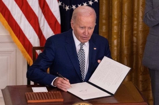 10月30日，美國(guó)總統(tǒng)拜登在華盛頓白宮簽署人工智能監(jiān)管行政令。新華社發(fā)（亞倫攝）