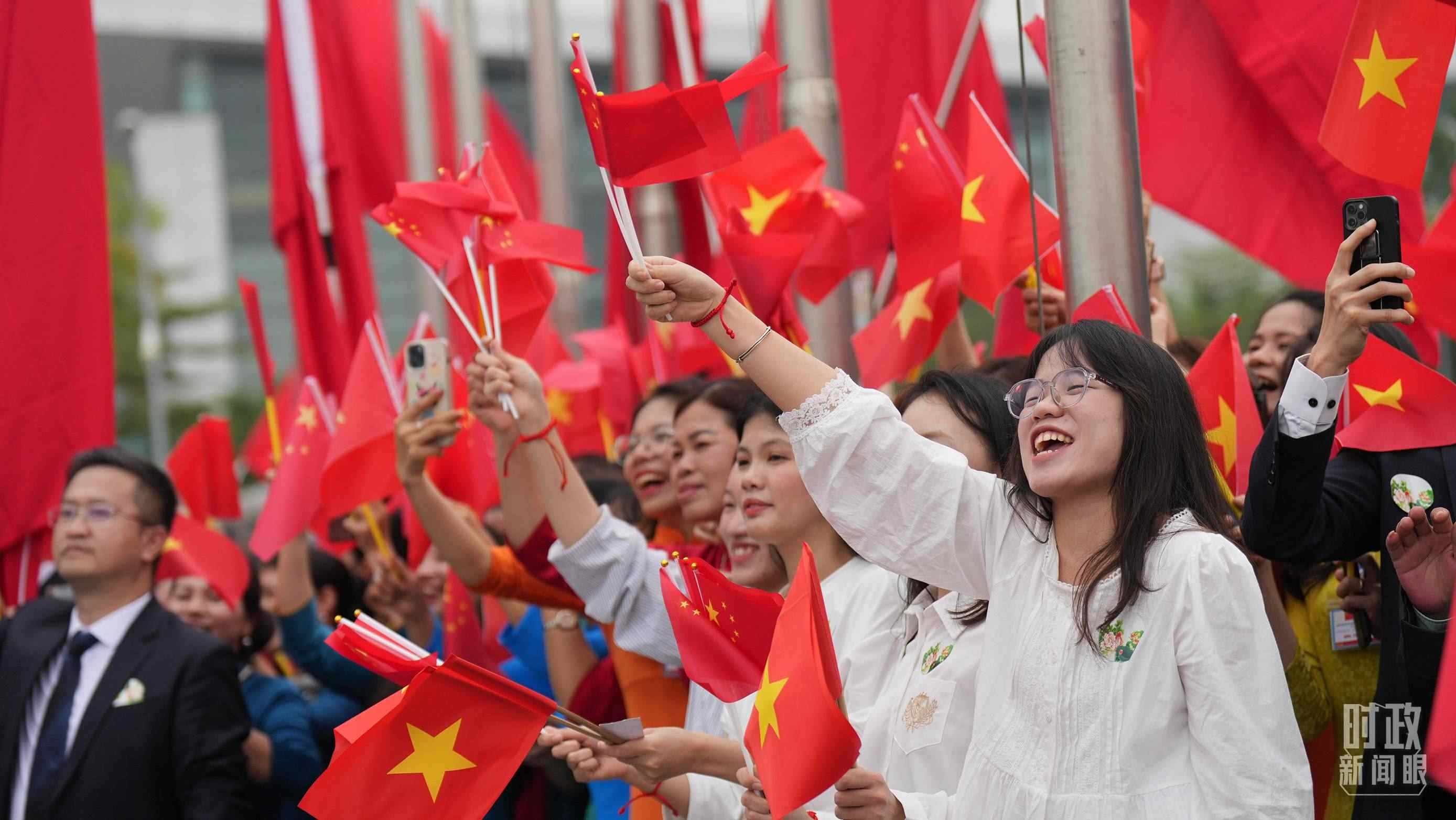 △人們揮舞兩國旗幟歡迎習近平訪越。（總臺國廣記者李晉拍攝）