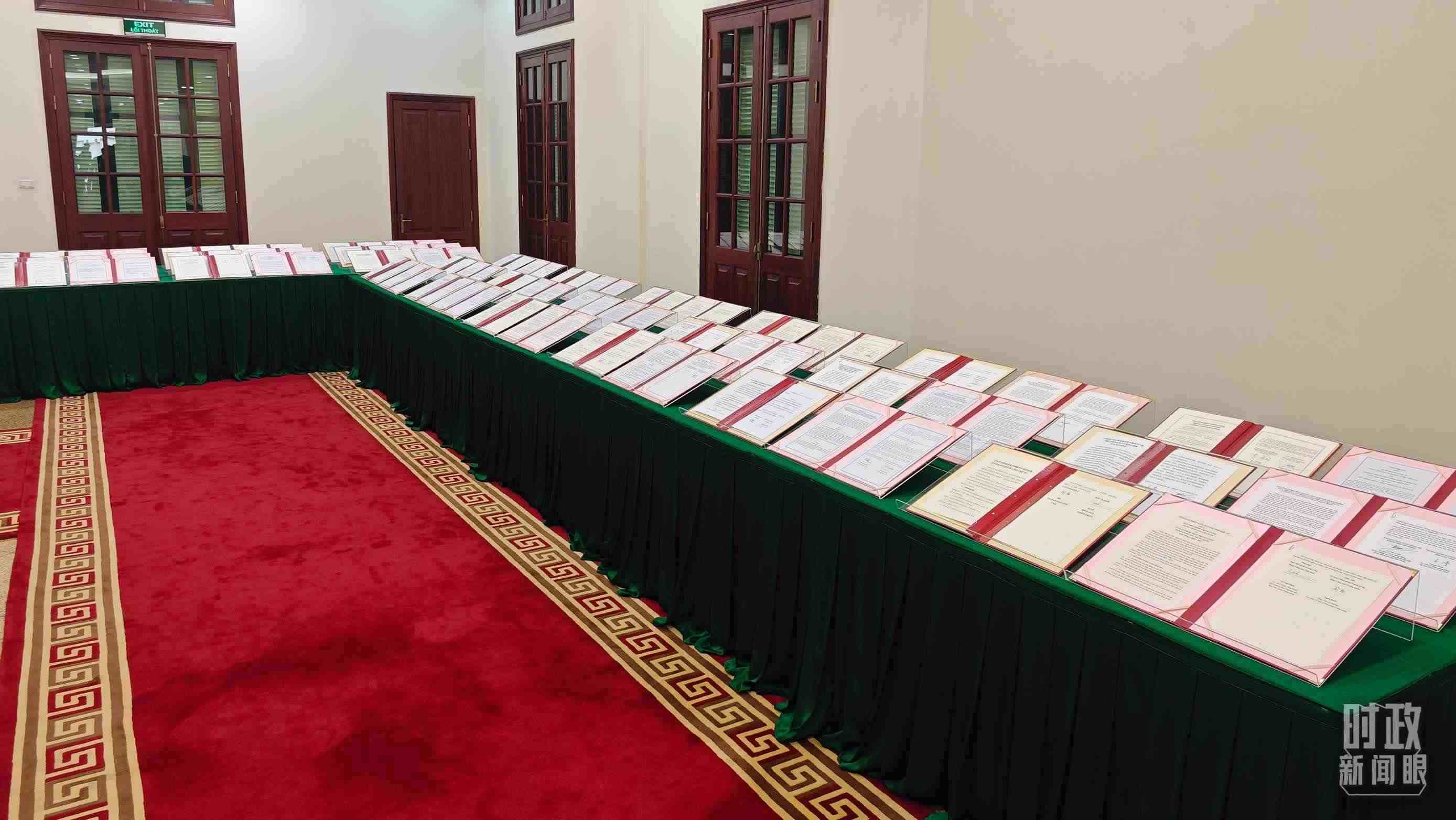 △會談后，兩黨總書記共同見證雙方簽署的雙邊合作文件展示，涵蓋共建“一帶一路”等30多個領域。（總臺央視記者耿小龍拍攝）