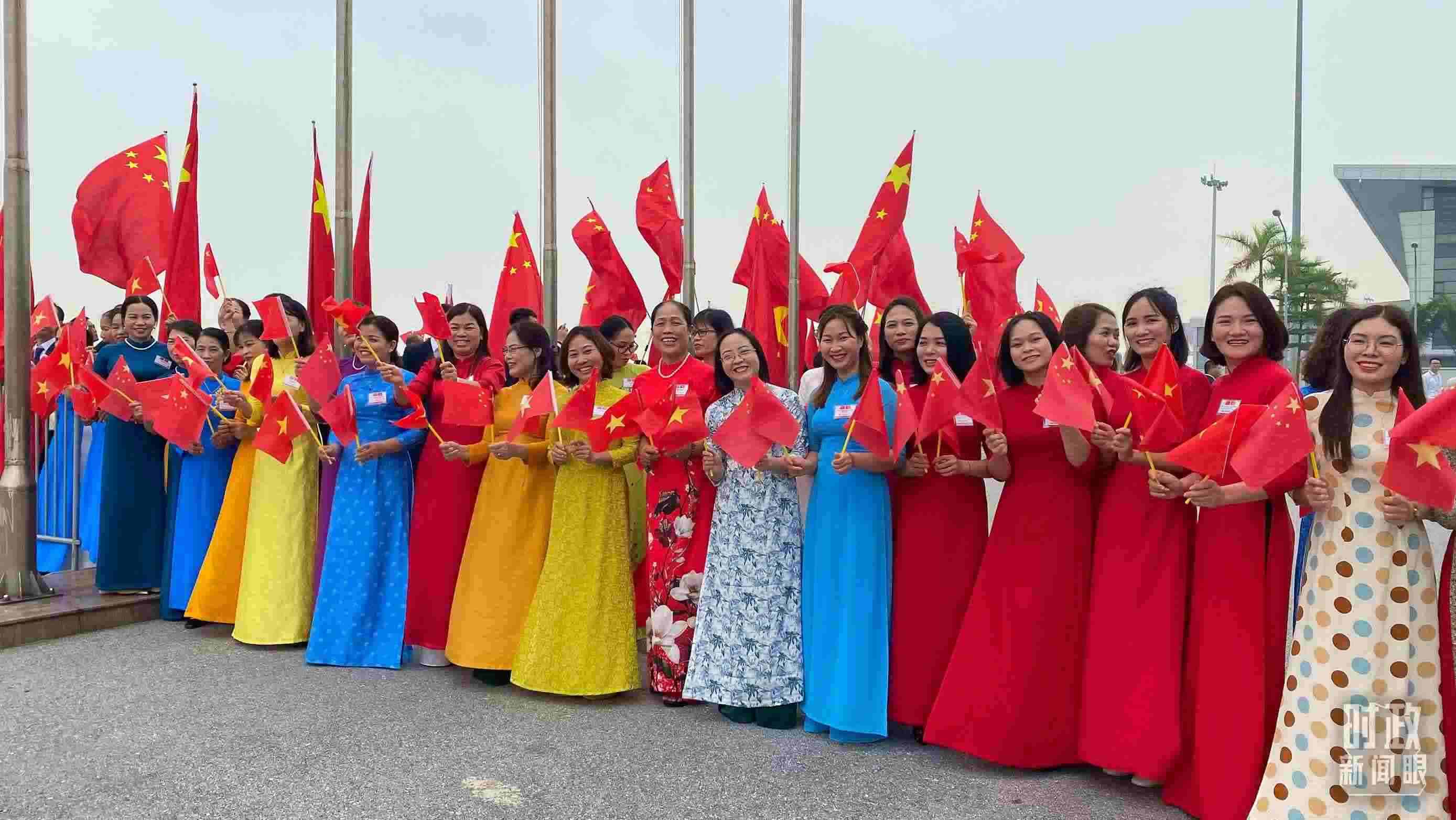 △專機抵達前，400多名中越各界代表手持兩黨兩國旗幟翹首以盼。（總臺央視記者李增仁拍攝）