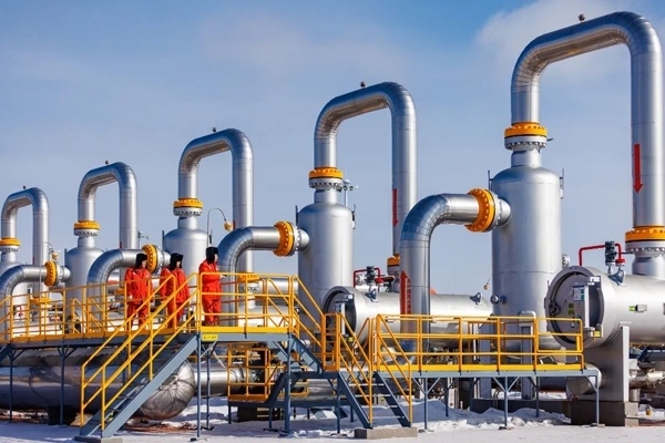 中俄東線天然氣管道黑河首站工作人員正在巡檢。受訪者供圖