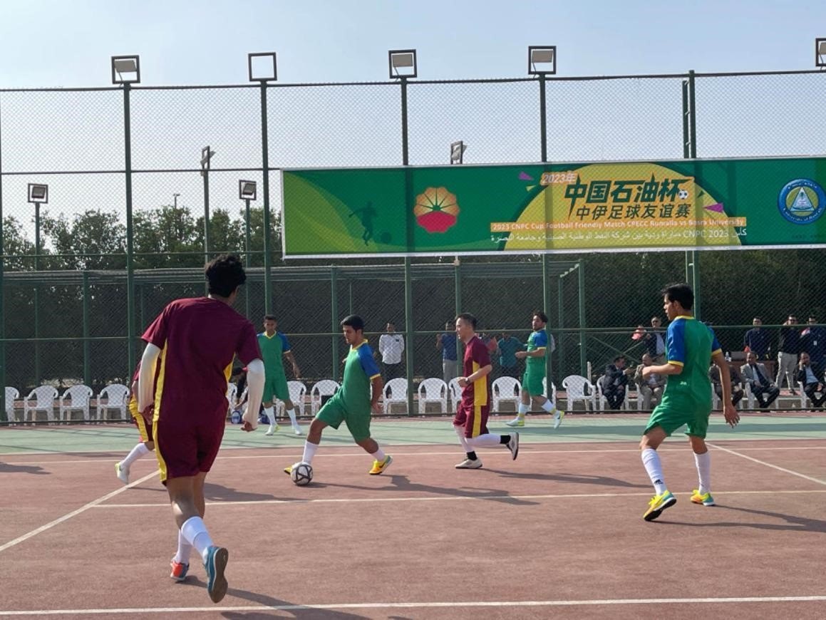 12月14日，中國(guó)石油（伊拉克）魯邁拉片區(qū)舉辦公共開(kāi)放日和足球友誼賽。中國(guó)石油工程建設(shè)有限公司魯邁拉項(xiàng)目代表隊(duì)與巴士拉大學(xué)代表隊(duì)進(jìn)行了比賽，巴士拉大學(xué)代表隊(duì)獲勝。文學(xué)軍攝