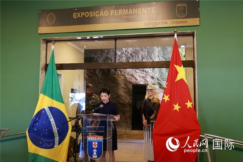 中國(guó)駐里約總領(lǐng)事田敏在攝影展開(kāi)幕式上致辭。 人民網(wǎng)記者 陳海琪攝