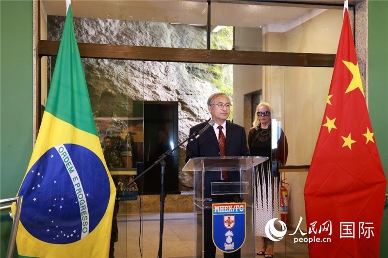 中國(guó)攝影家協(xié)會(huì)駐會(huì)副主席鄭更生在攝影展開(kāi)幕式上致辭。 人民網(wǎng)記者 陳海琪攝