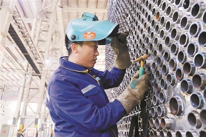 邵旭鵬在車間進(jìn)行電焊作業(yè)。受訪者供圖