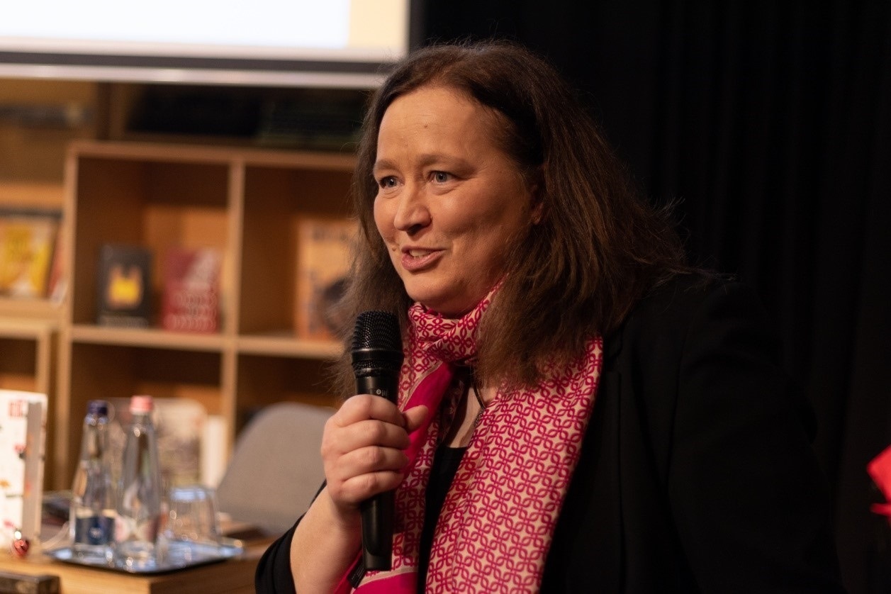 本書譯者宗博莉·克拉拉主持讀書分享會。摩爾多瓦尼·巴爾納巴斯攝