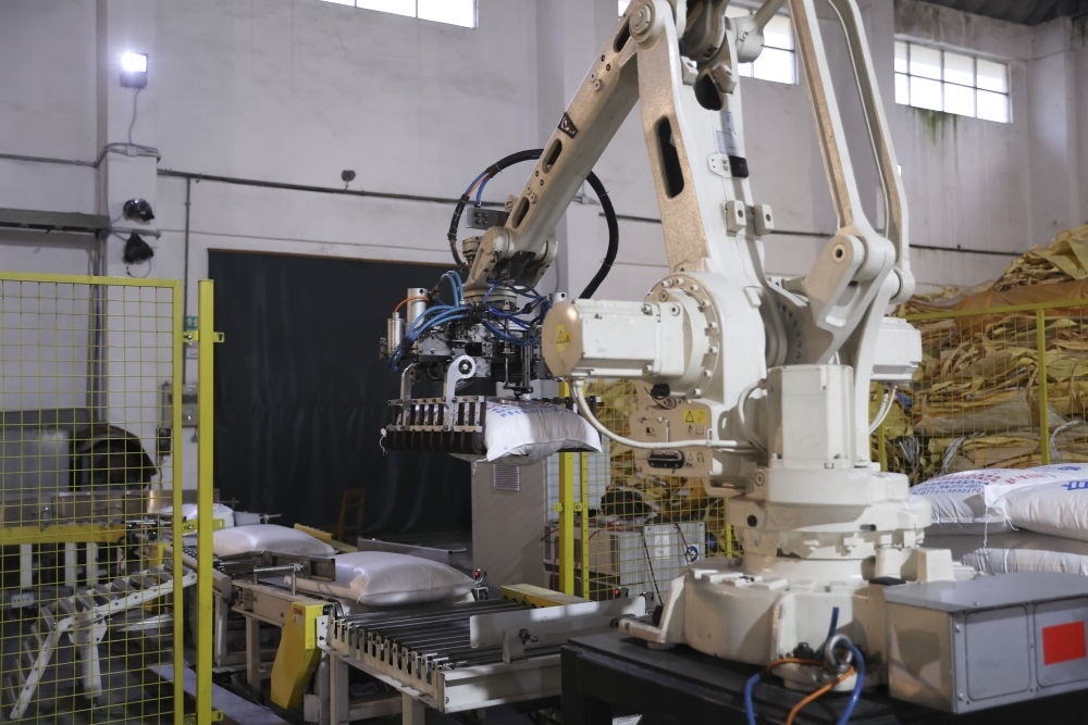 12月14日，在廣西來賓東糖鳳凰有限公司，機(jī)械臂在廠房碼放白砂糖成品。