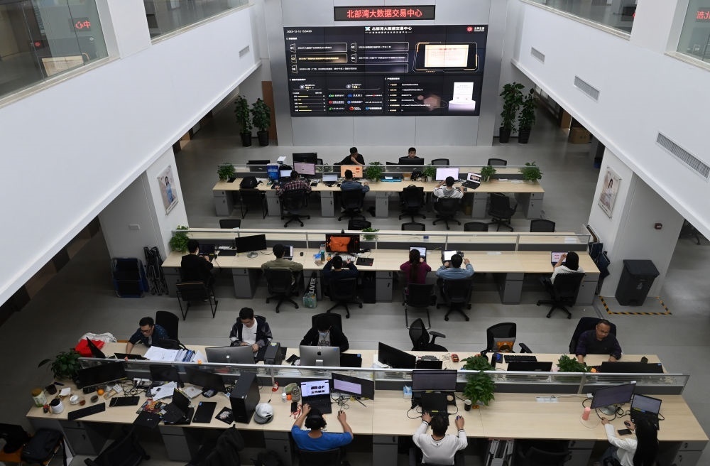 中國—東盟信息港員工在工作中。