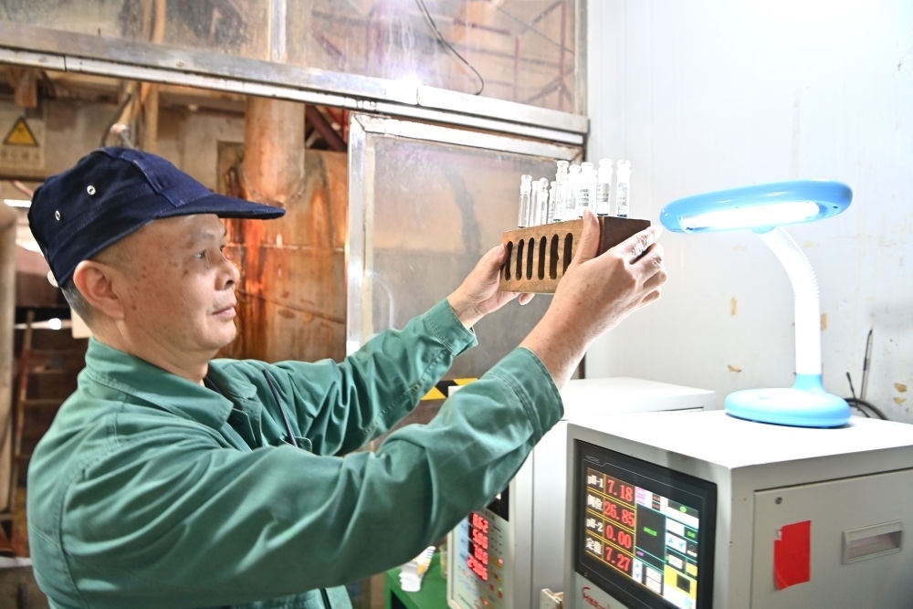 12月12日，廣西來賓小平陽湘桂制糖有限公司的工作人員在檢測糖漿樣品。