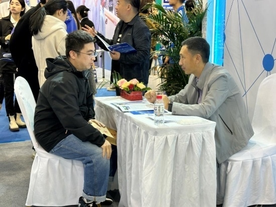 沈陽(yáng)招聘會(huì)現(xiàn)場(chǎng)。人民網(wǎng)記者 尹柏寒?dāng)z