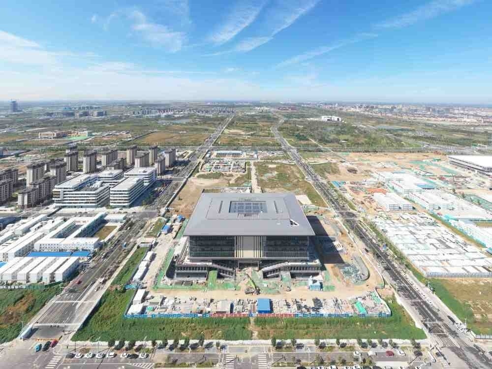這是雄安新區(qū)大學(xué)園圖書(shū)館（2023年10月1日攝，無(wú)人機(jī)照片）。新華社記者 朱旭東 攝