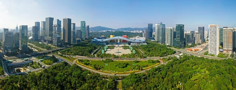 這是在廣東省深圳市拍攝的深圳市民中心和蓮花山公園一線（2020年10月2日攝，無(wú)人機(jī)照片）。新華社記者 梁旭 攝