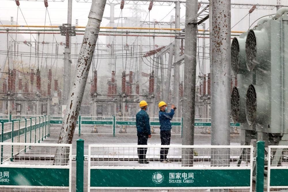 △國網(wǎng)壽光市供電公司變電運(yùn)維人員在檢查變電站積雪情況。