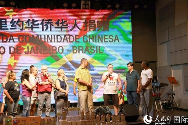 兒童殘障教育中心負責人胡里奧向捐贈方表示感謝。人民網(wǎng)記者 陳海琪攝