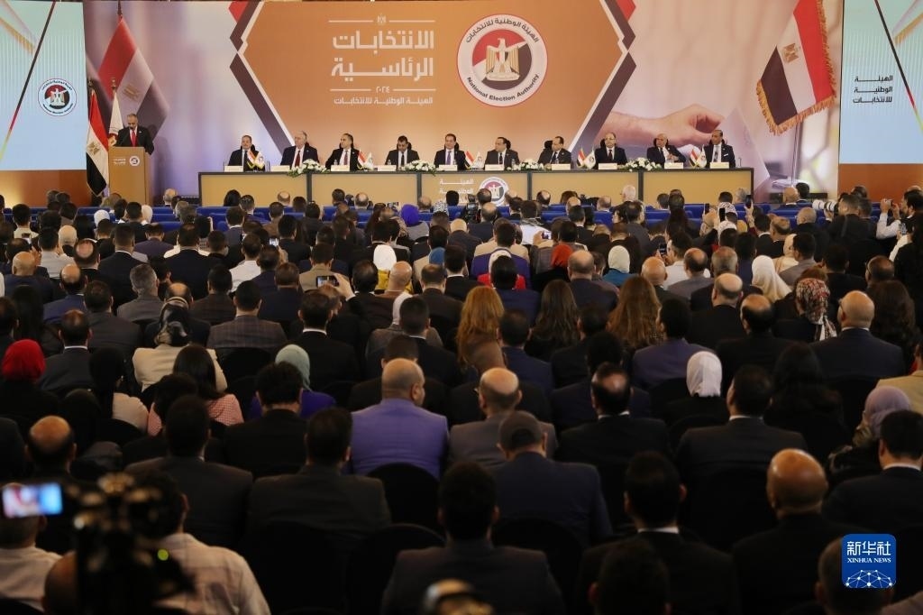 這是12月18日在埃及首都開(kāi)羅拍攝的埃及全國(guó)選舉委員會(huì)新聞發(fā)布會(huì)現(xiàn)場(chǎng)。新華社發(fā)（艾哈邁德·戈馬攝）