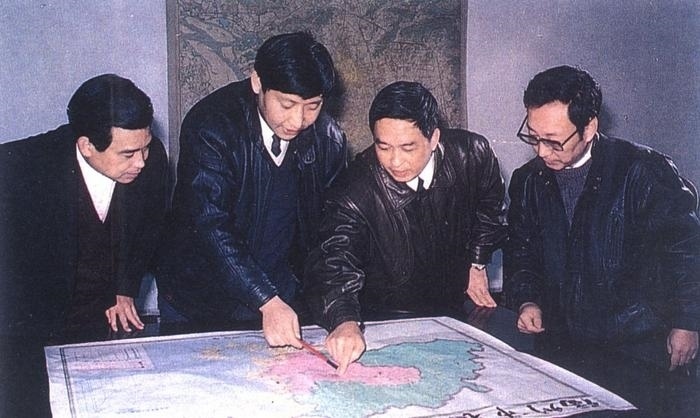 1991年12月，習近平與同事討論福州市戰(zhàn)略規(guī)劃設想。