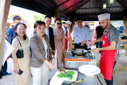 嘉賓現(xiàn)場觀摩。阿聯(lián)酋上?？偵虝咄l(xiāng)會供圖