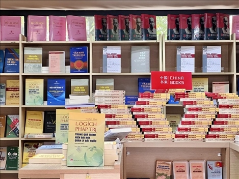 中國(guó)主題圖書亮相越南河內(nèi)書街。中國(guó)圖書進(jìn)出口（集團(tuán)）有限公司供圖