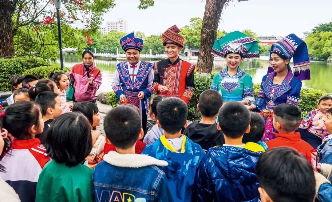 2023年4月25日，廣西桂林，“網(wǎng)絡(luò)法治宣傳一條街”在榕湖景區(qū)古南門“開街”，身穿民族服裝的工作人員演唱山歌向青少年普及網(wǎng)絡(luò)法治知識。