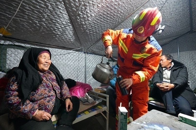 村民龔尕芳與消防員交流。賀勇攝。