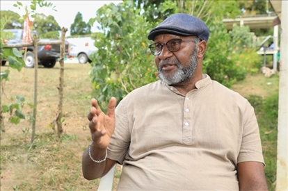 2023年12月18日，瓦努阿圖共和國總理夏洛特·薩爾維在瓦努阿圖公路項目二期馬勒庫拉段的移交儀式現(xiàn)場接受人民網(wǎng)采訪。人民網(wǎng) 賀吉攝