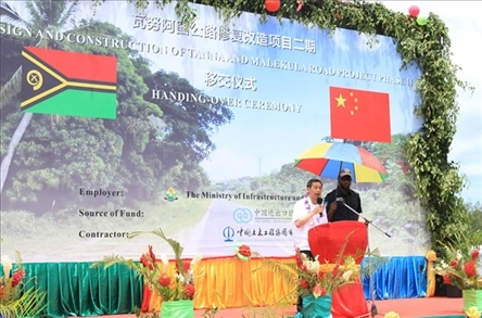 2023年12月18日，中國駐瓦努阿圖大使李名剛在瓦努阿圖公路項目二期馬勒庫拉段的移交儀式上發(fā)表致辭。人民網(wǎng) 賀吉攝