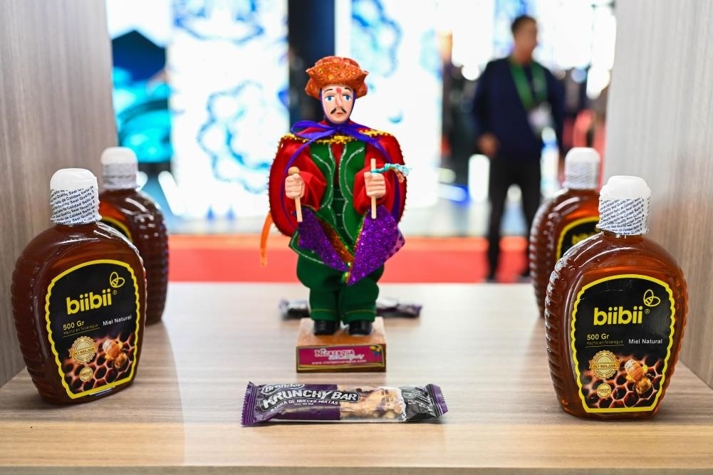 2023年11月8日在第六屆進博會上拍攝的尼加拉瓜蜂蜜產(chǎn)品。