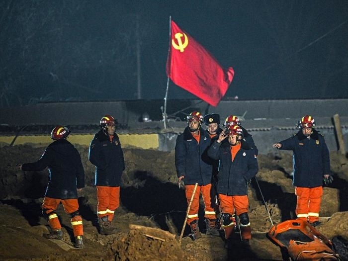 2023年12月21日，救援隊(duì)員在青海省海東市民和回族土族自治縣中川鄉(xiāng)金田村現(xiàn)場救援。新華社記者 張龍 攝