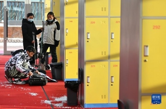 12月21日，游客在滑雪服務(wù)大廳整理滑雪裝備。