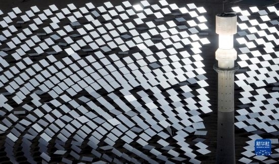 這是2023年6月11日在青海省海西蒙古族藏族自治州格爾木市拍攝的一座光熱電站（無人機照片）。 新華社記者 張宏祥 攝