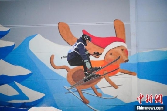 12月22日，云南省第一屆冬季運(yùn)動(dòng)會(huì)在昆明開(kāi)幕。圖為選手在公開(kāi)組男子自由式滑雪雪上技巧比賽中。中新社記者 劉冉陽(yáng) 攝