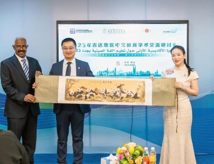 主辦方向與會(huì)代表贈(zèng)送書(shū)畫(huà)作品。主辦方供圖