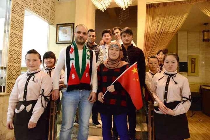 穆罕奈德夫婦與餐廳員工合影。共享聯(lián)盟·義烏 呂斌 攝