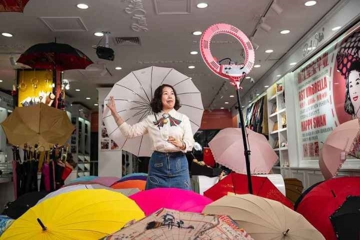 在義烏打拼了27年的商戶張吉英，正通過直播銷售雨傘。義烏市委宣傳部供圖