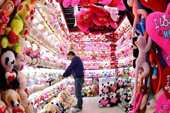 商戶在店鋪內(nèi)整理毛絨玩具。共享聯(lián)盟·義烏 呂斌 攝