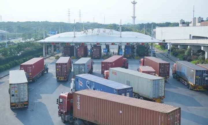 義烏海關(guān)排隊(duì)等待出關(guān)的車輛。共享聯(lián)盟·義烏 吳峰宇 攝